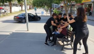 Antalya'da korku dolu anlar! Çocuğuyla bankta oturan kadına 5 kişinin saldırısı: Darbedilip videoya aldılar!