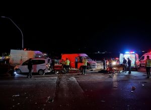Niğde'de 3 aracın çarpışmasıyla 10 kişi yaralandı, biri ağır