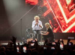 Rod Stewart Oksijen Desteğiyle Konserine Devam Etti