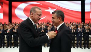 Levent Koç AK Parti'ye Geçti, Rozetini Erdoğan Taktı