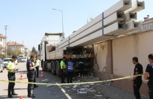 Kocaeli'de acı kaza! Hatalı manevra can aldı: 16 yaşındaki Berat Eker TIR ve bahçe duvarı arasında sıkıştı