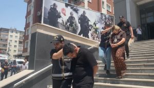 Markette müşteri gibi dolaşıp altın dolu çantayı çalan 2 hırsız kıskıvrak yakalandı