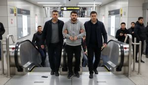 İstanbul'da yankesicilikle cep telefonu çalan hırsızlar suçüstü yakalandı