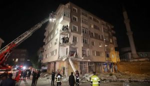 Avcılar'da 5 katlı binada merdiven çöktü: Kolonlardan ses gelince tahliye edildi