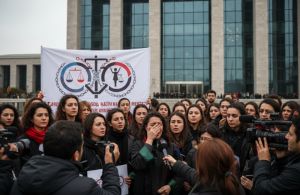 İstanbul Barosu Kadın Hakları Merkezi'nden Çıplak Arama Tepkisi: "Kadınların Bedenlerini Baskı Aracına Dönüştürenler Utanmalı"