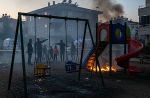 Hatay'da Çocuk Parkı Kundaklandı, Mahalleliden Tepki Yağdı: Salıncaklar Teker Teker Yakıldı