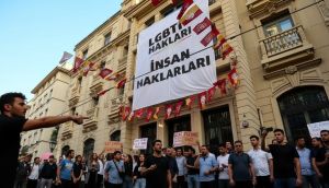 İstanbul Barosu'na LGBT Pankartı Asıldı