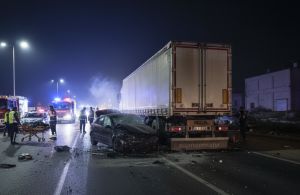 Ankara'da Otomobil Kamyona Çarptı: 3 Kişi Hayatını Kaybetti
