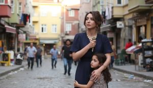 Öykü Gürman, Altı Üstü İstanbul'da Canlandırdığı Fahriye Karakterini Anlattı