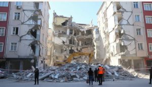 İstanbul Güngören'de Kentsel Dönüşüm Yıkımı Sırasında Apartman Çöktü: Yan Binaların Kolonları Hasar Gördü