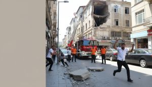 Van'da faciadan dönüldü: Binadan düşen beton parçaları yayaları son anda teğet geçti