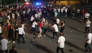 Esenyurt Meydanı'nda Halay Sırasında Kadınlar Arasında Kavga
