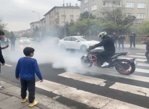 Kağıthane'de Trafikte Dehşet: Düğün Konvoyunda Motosikletiyle Patinaj Çeken Sürücüye 136 Bin Lira Ceza