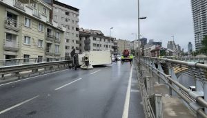 Bomonti Tüneli'nde kamyonet devrildi: Yol yeniden trafiğe açıldı