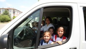 Malatya'da eşine destek için direksiyon başına geçen Aysel Ceylan, öğrenci servisinin sevilen şoförü oldu