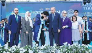 Cumhurbaşkanı Erdoğan Torunu Ömer Tayyip'e Diplomasını Verdi