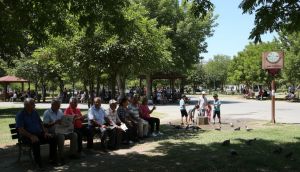 Adana’da 42 Derece: Vatandaşlar Gölgelik Alanlara Akın Etti