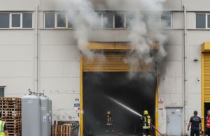 Esenyurt'ta Hidrofor Tankı Fabrikasında Yangın Paniği