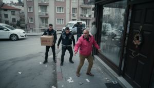 Avcılar'da Film Gibi Operasyon: Uyuşturucu Satıcısına Polisten Kurye Taktiği, Paketi Görünce Yere Attı!