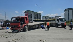 Bursa'da TIR, park halindeki iki araca çarptı: 1 ölü, 1 yaralı