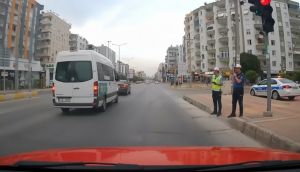 Mersin'de Kırmızı Işık İhlali Yapan Sürücülere Ağır Ceza: Ehliyetlerine El Konuldu