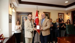 Gündoğdu Vakfı Başkanı Dr. Gökhan Gündoğdu'ya Eğitime Katkılarından Dolayı Teşekkür Plaketi Verildi