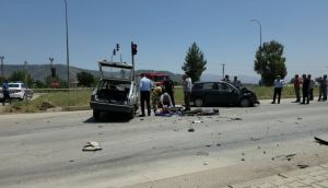Hatay'da Korkutan Kaza: İki Otomobil Çarpıştı, 1'i Ağır 2 Yaralı