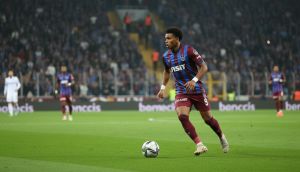 Trabzonspor, Noah Saviolo'yu kadrosuna kattı! Transferin maliyeti ve sözleşme detayları açıklandı