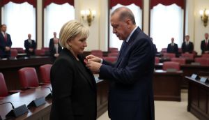 CHP'den İstifa Eden Nimet Özdemir AK Parti'ye Katıldı