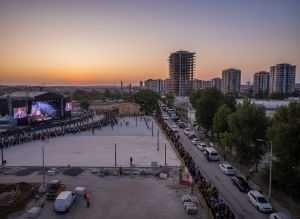 Şebnem Ferah İzmir'de Tarihi Konser: Kilometrelerce Kuyruk, Yollar Kilitlendi