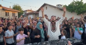 Tomorrowland'den Köy Meydanına: Mahmut Orhan'ın Ata Toprağındaki Konseri Viral Oldu
