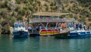 Şanlıurfa'da 40 Yolculu Gezi Teknesi Motor Arızası Yaptı: Yolcular Tahliye Edildi