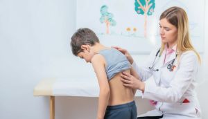 Her 100 çocuktan 3'ü skolyoz riski taşıyor