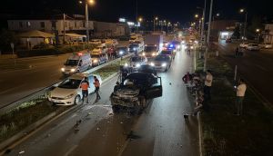 Düzce'de kavşakta iki otomobil çarpıştı: 5 yaralı