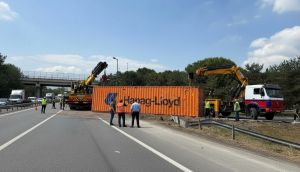 Sakarya'da Konteyner Yüklü TIR Devrildi: Otoyol Bağlantı Yolunda Ulaşım Aksadı