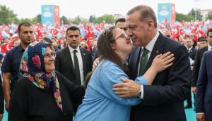 Down sendromlu Havva, Cumhurbaşkanı Erdoğan'a sarılıp dolmaya davet etti: 'Onu çok seviyorum'