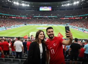 Barbara Palvin ve Türk Taraftarın Fotoğrafı Viral Oldu