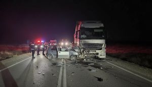 Şanlıurfa'da otomobil kamyona kafa kafaya çarptı: 16 yaşındaki sürücü öldü