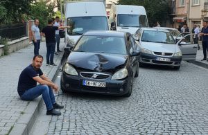 Kağıthane'de Yokuştan Kayan Araç 3 Araca Çarparak Durabildi!