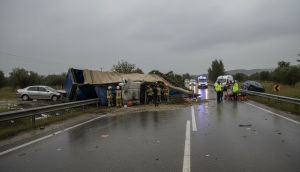 Kula'da Kaygan Yolda Zincirleme Kaza: 2 Ölü, 4 Yaralı