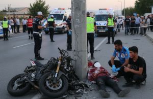 Adıyaman'da Motosiklet Elektrik Direğine Çarptı: 1 Ağır 2 Yaralı