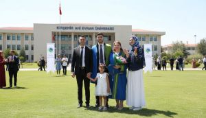 Azmin Zaferi! 54 Yaşında Oğluyla Aynı Üniversiteden Mezun Oldu
