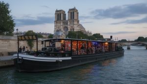 Paris'te Notre-Dame'ın altında DJ'li yüzen kitapçı 'Nanna' açıldı