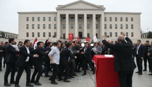CHP'de Kürsü Savaşları! Kılıçdaroğlu Taraftarlarından Özgür Özel'e 'Hırsız, Rüşvetçi' Sloganları