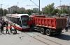 Kayseri'de tramvayla kamyon çarpıştı: 5 kişi yaralandı