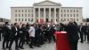 CHP'de Kürsü Savaşları! Kılıçdaroğlu Taraftarlarından Özgür Özel'e 'Hırsız, Rüşvetçi' Sloganları